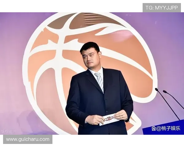 上海街头偶遇姚明球星风采引发路人围观热潮 上海街头偶遇姚明球星风采引发路人围观热潮