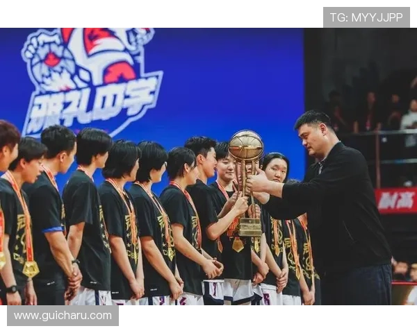 姚明带领的球队队员们如何在赛场上展现团队精神与个人风采